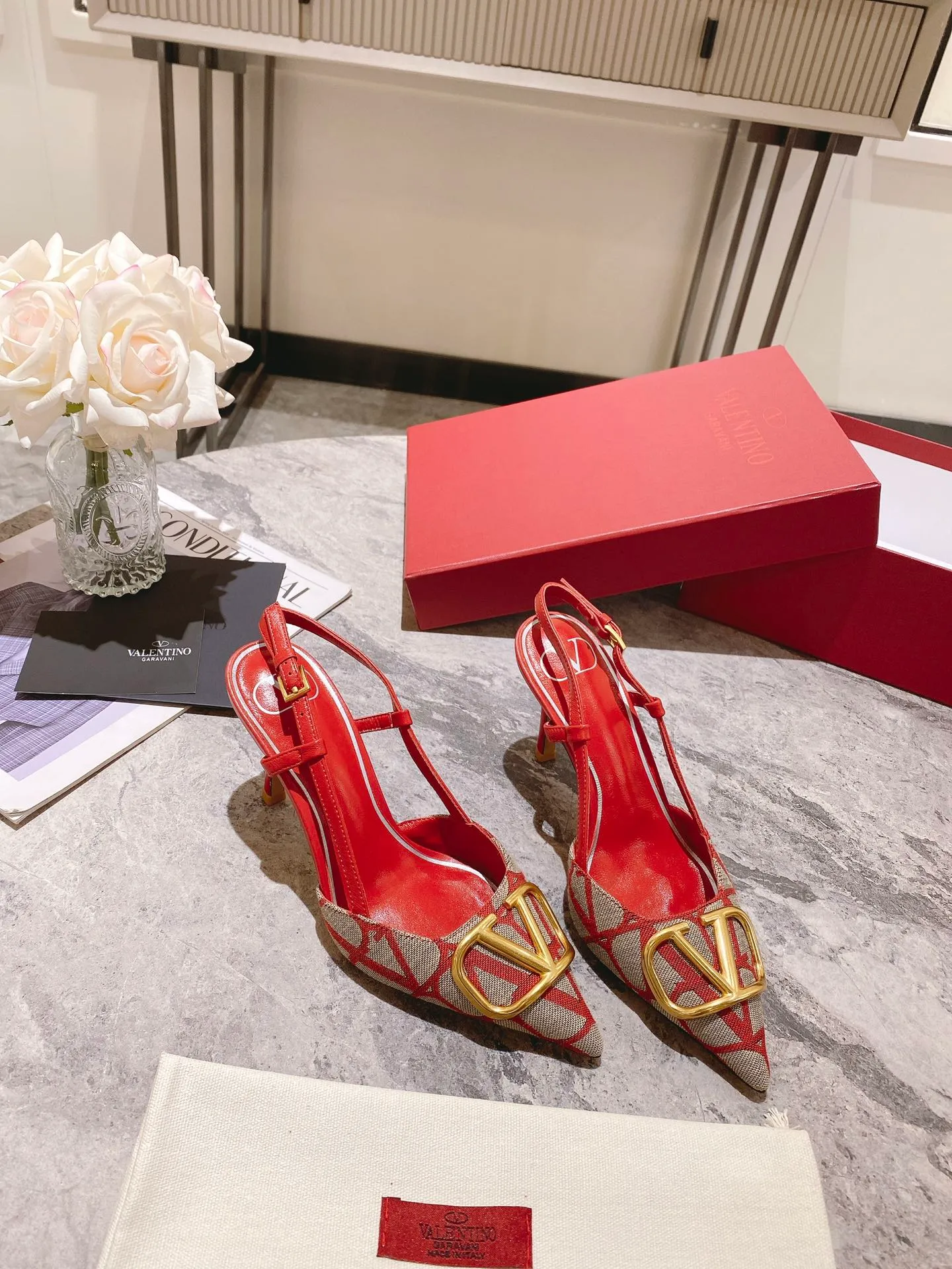 👟👟Ex-factory price 440👟👟 Genuine leather sole +40 Top version 𝑉𝐴𝐿𝐸𝑁𝑇𝐼𝑁𝑂 Valentino 2023 spring and summer new women's 5⃣️color empty back sandals The unique [V logo fabric printing pattern] brings out a full sense of high-end, and the new season will live up to expectations! Worth buying★Absolutely high-grade❥Original method, Absolutely sensual❥Elegant style, creating a different feeling, simple and elegant style!  Code number: 35-41 (34-42 customized) Fabric: Fabric printed cloth Lining: Sheepskin lining Heel height: 3 options 5cm-8cm-10cm Leather outsole Rubber outsole